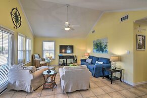 Walk to Galveston Beach: Pet-friendly Home