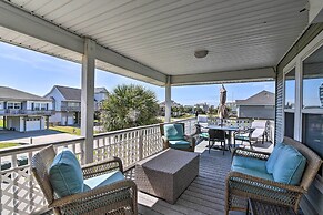 Walk to Galveston Beach: Pet-friendly Home