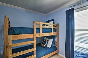 Walk to Galveston Beach: Pet-friendly Home