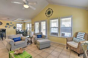 Walk to Galveston Beach: Pet-friendly Home