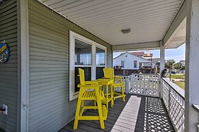 Walk to Galveston Beach: Pet-friendly Home