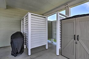 Walk to Galveston Beach: Pet-friendly Home