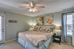 Walk to Galveston Beach: Pet-friendly Home