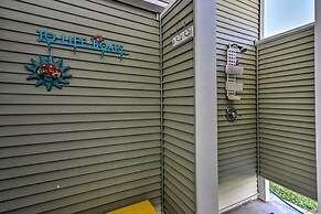 Walk to Galveston Beach: Pet-friendly Home