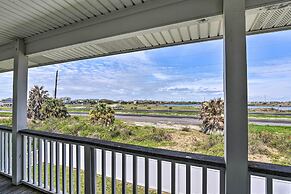 Walk to Galveston Beach: Pet-friendly Home