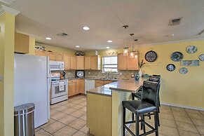 Walk to Galveston Beach: Pet-friendly Home