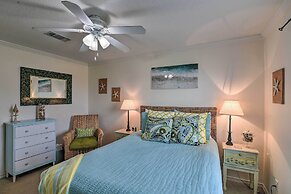 Walk to Galveston Beach: Pet-friendly Home
