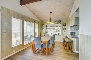 Steps to Beach: Home w/ Deck in Galveston!