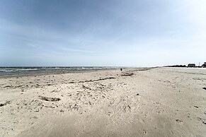 Steps to Beach: Home w/ Deck in Galveston!