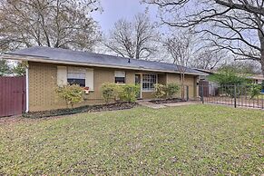 6 Mi to Dtwn Austin: Home w/ Screened Porch & Yard