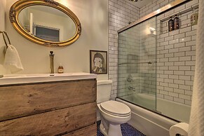 6 Mi to Dtwn Austin: Home w/ Screened Porch & Yard