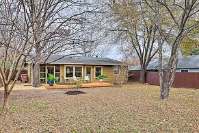 6 Mi to Dtwn Austin: Home w/ Screened Porch & Yard