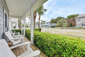 Grand Destin Getaway - Walk a Block to the Beach!