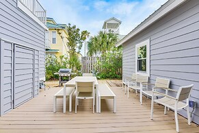 Grand Destin Getaway - Walk a Block to the Beach!