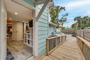 Family Home w/ Private Pool: 24 Mi to Disney!