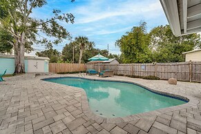 Family Home w/ Private Pool: 24 Mi to Disney!