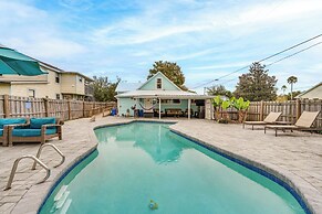 Family Home w/ Private Pool: 24 Mi to Disney!