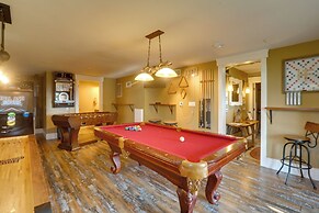 Lake Tahoe Views & Hot Tub: Stunning Luxury Home!