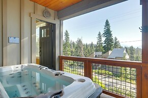 Lake Tahoe Views & Hot Tub: Stunning Luxury Home!