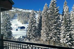 Ski-in/ski-out Solitude Condo w/ Rooftop Hot Tub!