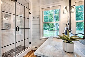 Charming Bristol Cottage w/ Private Beach!