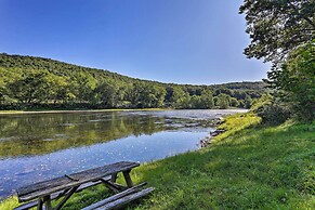 Beach Lake Cabin on Delaware River w/ Sunroom!