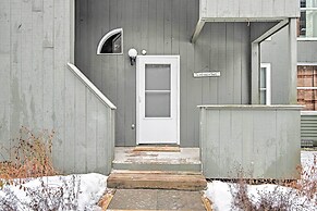 Ski-in/ski-out Tenney Mountain Condo w/ Fireplace!