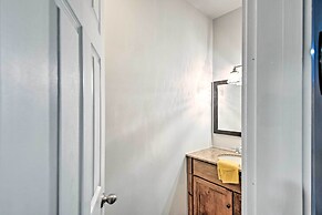 Ski-in/ski-out Tenney Mountain Condo w/ Fireplace!