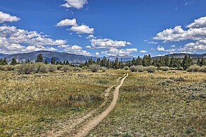 Bright Colorado Townhome: Walk to Dillon Reservoir