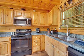 Pigeon Forge Cabin w/ Hot Tub: 5 Mi to Dollywood