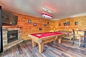 3 Mi to Gatlinburg: Cabin w/ Deck & Pool Table!