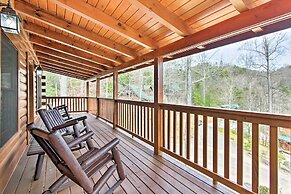 3 Mi to Gatlinburg: Cabin w/ Deck & Pool Table!