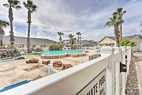 Sunny Townhome w/ Pool Access ~ 1 Mi to Beach