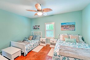 Sunny Townhome w/ Pool Access ~ 1 Mi to Beach