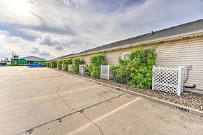 Sunny Townhome w/ Pool Access ~ 1 Mi to Beach