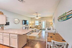 Sunny Townhome w/ Pool Access ~ 1 Mi to Beach