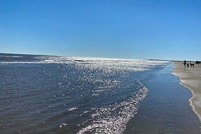 'driftwood' Galveston Resort Escape w/ Deck & View