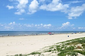 'driftwood' Galveston Resort Escape w/ Deck & View