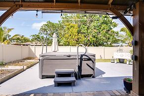 Naples Park Rental w/ Hot Tub ~ 1 Mi to Beach!