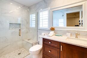 Naples Park Rental w/ Hot Tub ~ 1 Mi to Beach!