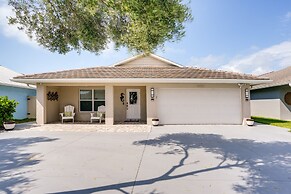 Naples Park Rental w/ Hot Tub ~ 1 Mi to Beach!