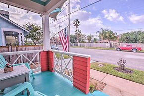 Bright Texas Retreat Near Pleasure Pier & Beach!