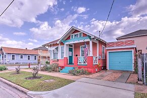 Bright Texas Retreat Near Pleasure Pier & Beach!