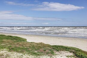 Bright Texas Retreat Near Pleasure Pier & Beach!