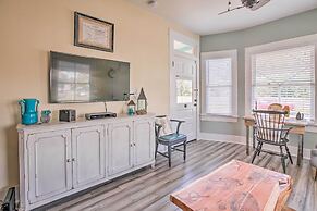 Bright Texas Retreat Near Pleasure Pier & Beach!