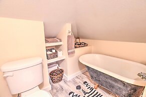 Bright Texas Retreat Near Pleasure Pier & Beach!