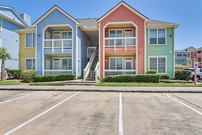 Walk to Beach & Seawall: Condo in Galveston!