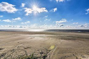 Walk to Beach & Seawall: Condo in Galveston!