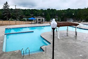 4 Mi to Tobyhanna State Park: Home w/ Fire Pit