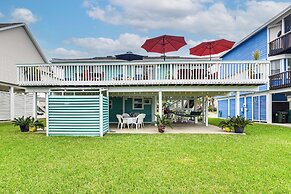Steps to Beach: Home w/ Deck in Galveston!